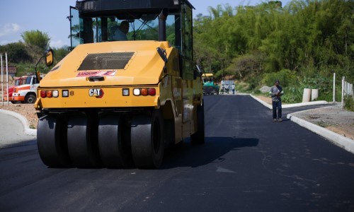 VR: trecho da nova rotatória do Santo Agostinho começa a receber cobertura asfáltica 